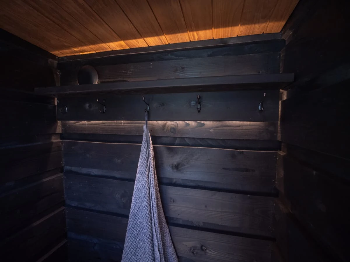 Detalj av mørkt treverk og et håndkle i Harvia Legend