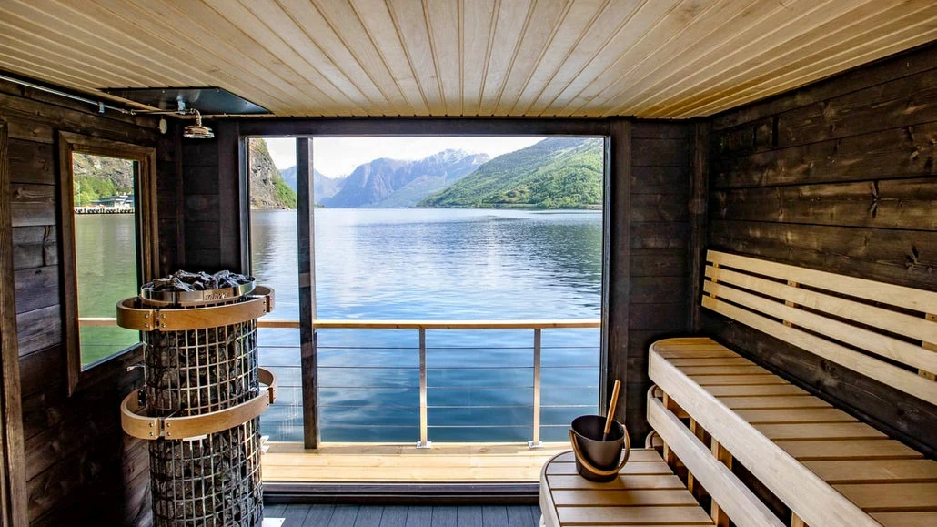 Badstue med utsikt mot vannet og fjellene